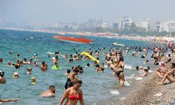 Konyaaltı Sahili'nde kirlilik bitmiyor: Vatandaş öğleden sonrasını işaret etti