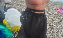 Konyaaltı'nda denize giren vatandaş oltaya takıldı!