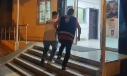 Park halindeki otomobilin camlarını kırdı