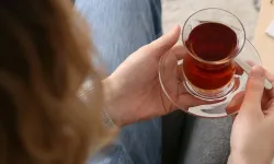 Sıcakta sıcak çay içenler dikkat! Vücutta bakın ne oluyor?