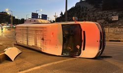 Antalya yolunda tarım işçilerini taşıyan minibüs devrildi! 9 yaralı