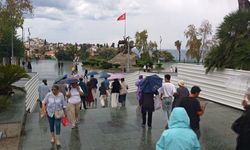 Antalya’da yağmur sürprizi! Turistler şemsiyelerini açıp gezmeye devam etti