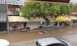 Fethiye’de sağanak sonrası yollar göle döndü! Turistler sel sularında yüzdü