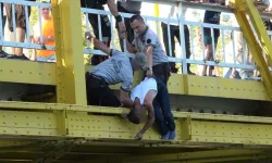 Manavgat'ta köprüden düşmek üzereyken kurtarıldı