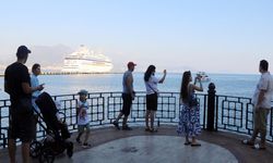Önce Alanya’ya geldiler, sonra Antalya’ya geçtiler! Denizden yüzlerce turist çıktı