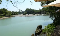 Su çekildi, tehlike unutuldu! Manavgat Şelalesi’nde şaşırtmayan görüntü