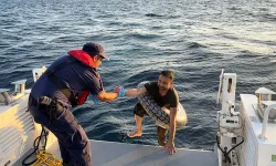 Yunanistan’a can simidi ile yüzerek geçmeye çalışan göçmen yakalandı