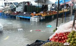 Alanya’da sağanak pazarı göle çevirdi: Esnaf tezgahı zor kurtardı