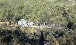 Antalya karayolunda TIR devrildi: Mangal keyfi değil, can pazarı yaşandı!