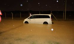 Antalya’da sel mağduru sürücülere uyarı: Kontağı sakın çevirmeyin!