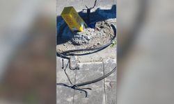 Antalya’da yeni yapılan kaldırımda elektrik kabloları açıkta kaldı!