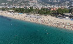 Ekim bitiyor, yaz bitmiyor! Antalya'da deniz suyu 25 derece