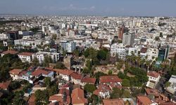 Kenti bir zamanlar çevreleyen surlar, bugün kentin içinde