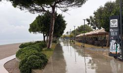 Antalya’da sağanak etkili oldu! Konyaaltı Sahili boş kaldı
