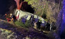 Kumluca'da tur minibüsü şarampole devrildi: 15 kişi yaralandı!