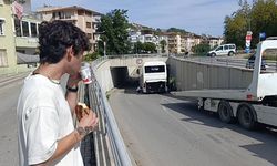 Otobüs alt geçitte sıkıştı, vatandaş simit-ayran eşliğinde izledi!