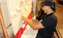 Isparta’da yerli ve yabancı ziyaretçiler ilmek ilmek Türk Bayrağı halısı dokuyor