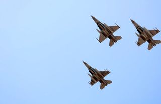 Muğla semalarında F-16'lardan muhteşem şov