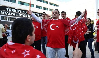 Antalya'da engelli bireylere davul-zurna eşliğinde asker eğlencesi