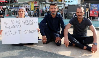Antalya'da anne, çocuğu için oturma eylemi yaptı
