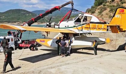 Burdur'da kırıma uğrayan yangın söndürme uçağı Antalya yolunda
