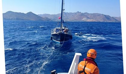 Bodrum'da dümen arızası yelkenliyi sürükledi: KIYEM 6 ekipleri kurtardı