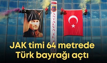 Antalya'da JAK timlerinden 19 Mayıs kutlaması: 64 metrede Türk bayrağı açtılar