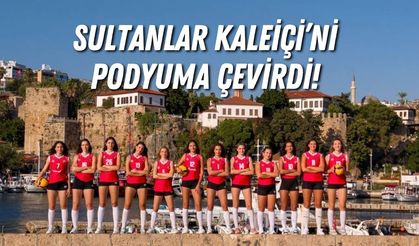 Sultanlar Kaleiçi’ni podyuma çevirdi! Kırmızı formayla poz verdiler