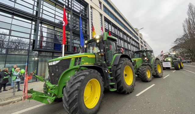 Almanya'da çiftçiler, traktörleriyle hükümeti protesto etti