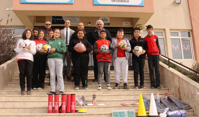 Büyükşehir'den okullara spor ekipmanı desteği