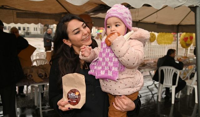 Manavgat’ta belediyeden vatandaşlara Sevgililer Günü jesti