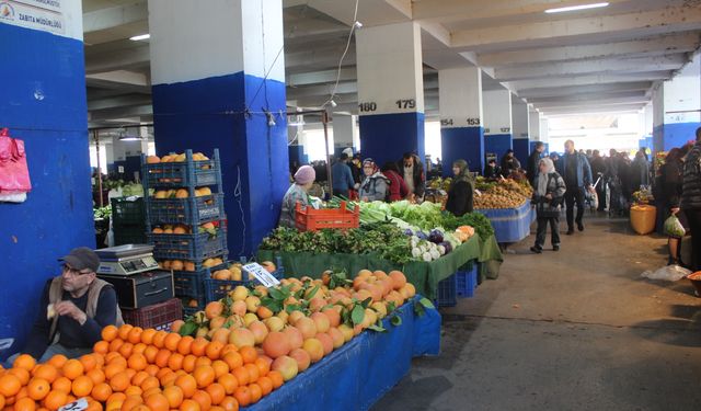 Antalya'da süregelen bir çarşamba günü adeti! Muratpaşa Çarşamba Pazarı’nda güncel sebze-meyve fiyatları...