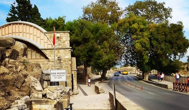 Antalya’da 'Side Müzesi' ziyarete kapatıldı