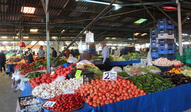 Kepez'in kalbi bu pazarda atıyor! Kepez Cumartesi Pazarı'nda güncel sebze meyve fiyatları... Domates,patlıcan,muz...