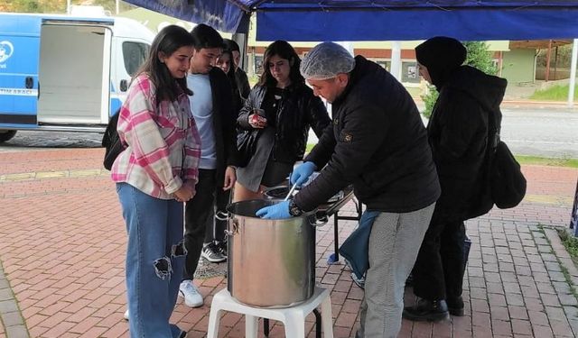 Alanya'da öğrenciye sıcak çorba ikramı