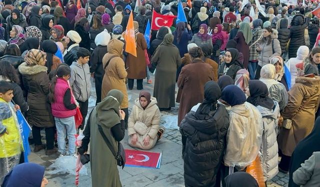 Şaşkınlık yaratan görüntü! Erdoğan konuşurken Türk bayrağını yere serip namaz kıldı..