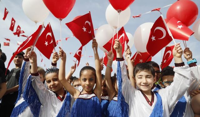 Antalya'da 23 Nisan coşkusu başladı! Çocuklar ATA'ya çelenk sundu