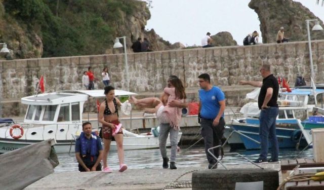 Antalya'da falezlerde mahsur kalan genç kızın imdadına polis yetişti!