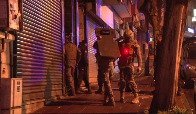 İstanbul’da komşu evine şok saldırı! Balyoz ve matkap yetmeyince kapıyı ateşe verdi