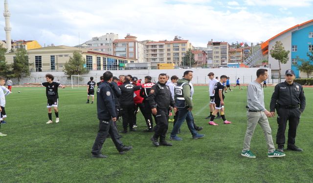 Burdur'da yeşil sahada şiddet! Penaltı tartışması kavgaya dönüştü