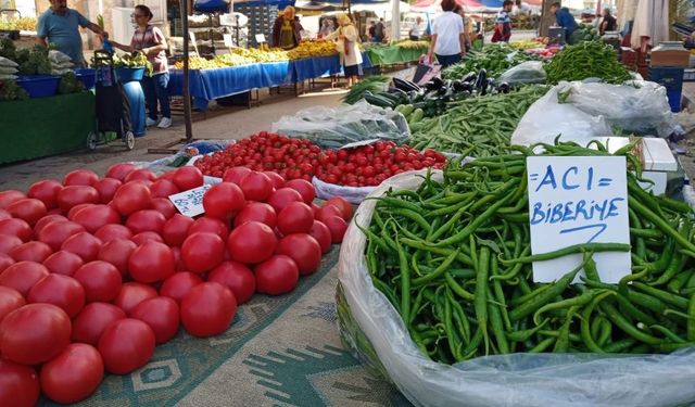 Antalya Cumartesi Pazarı’nda alış veriş coşkusu devam ediyor…  Güncel sebze ve meyve fiyatları…