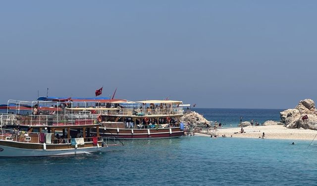 Antalya'da turistlerin gözdesi! Beyaz kumsallı turkuaz rengiyle görenleri cezbediyor