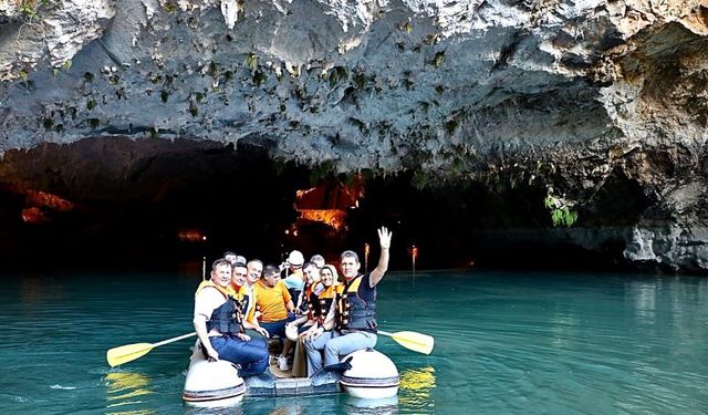 Antalya’da AK Partililer Altınbeşik Mağarası’nda stres attı…