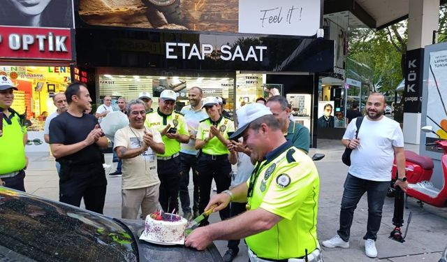 Emekli olan trafik polisine meslektaşlarından pastalı kutlama
