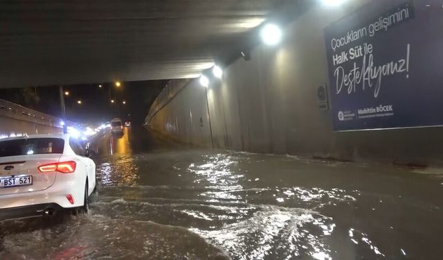Antalya sağanak yağışa teslim oldu! 1 saatlik yağmur hayatı felç etti