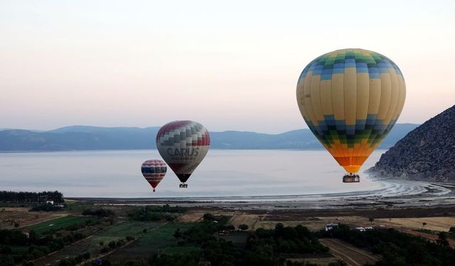 Burdur’da Kapadokya’yı kıskandıracak manzara! Salda Gölü için hava balonu uçuşları başladı
