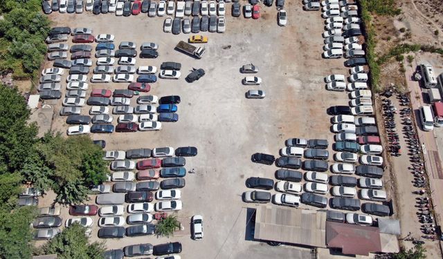 Antalya kent merkezinde milyonluk çöplük! Lüks araçlar kaderine terk edildi