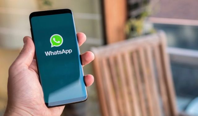 O başkan canlı yayında WhatsApp'ı telefonundan sildi