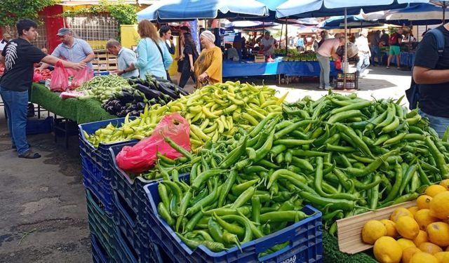 Antalya’da Cuma Pazarı'nda sebze-meyve fiyatları artıyor!