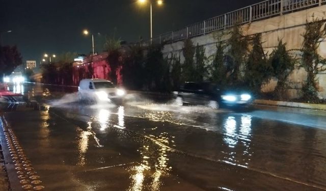 Meteoroloji, Antalya için "turuncu kod" uyarısı verdi, şehir içi trafik kilitlendi